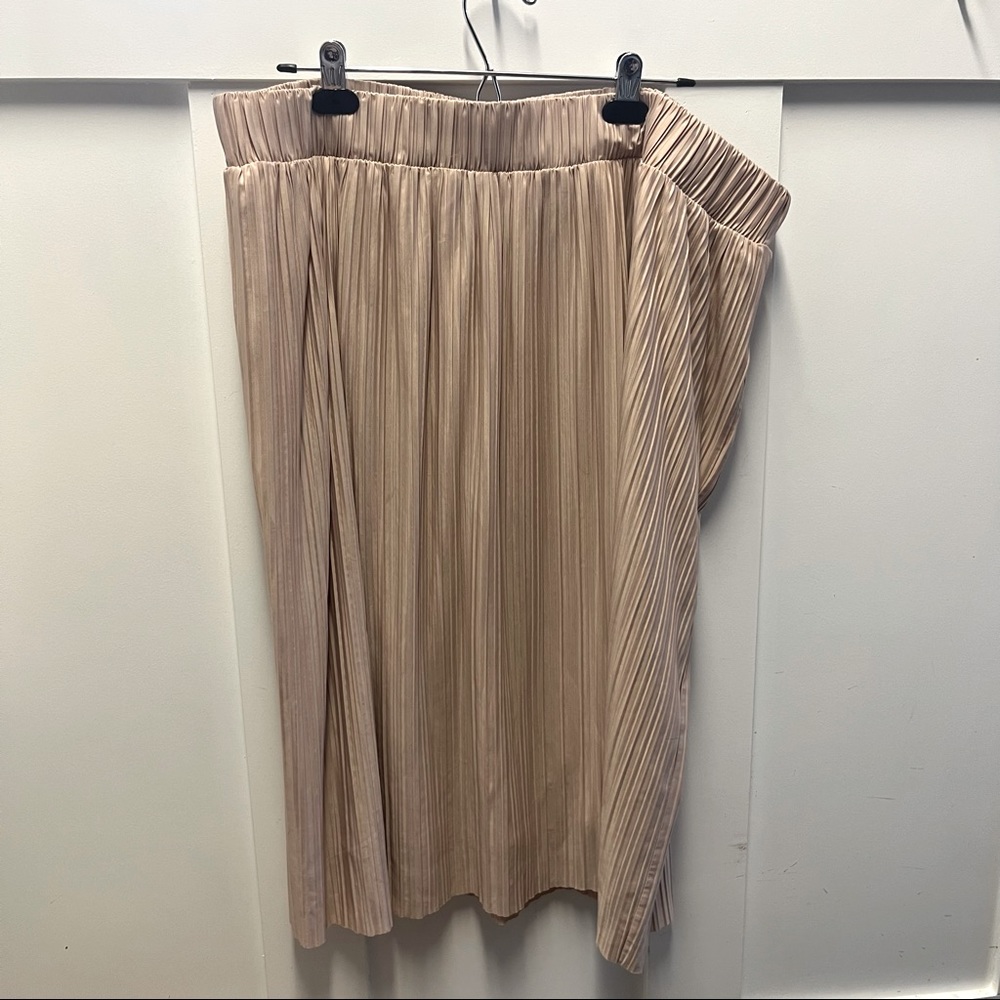Torrid cream pleated skirt size 3